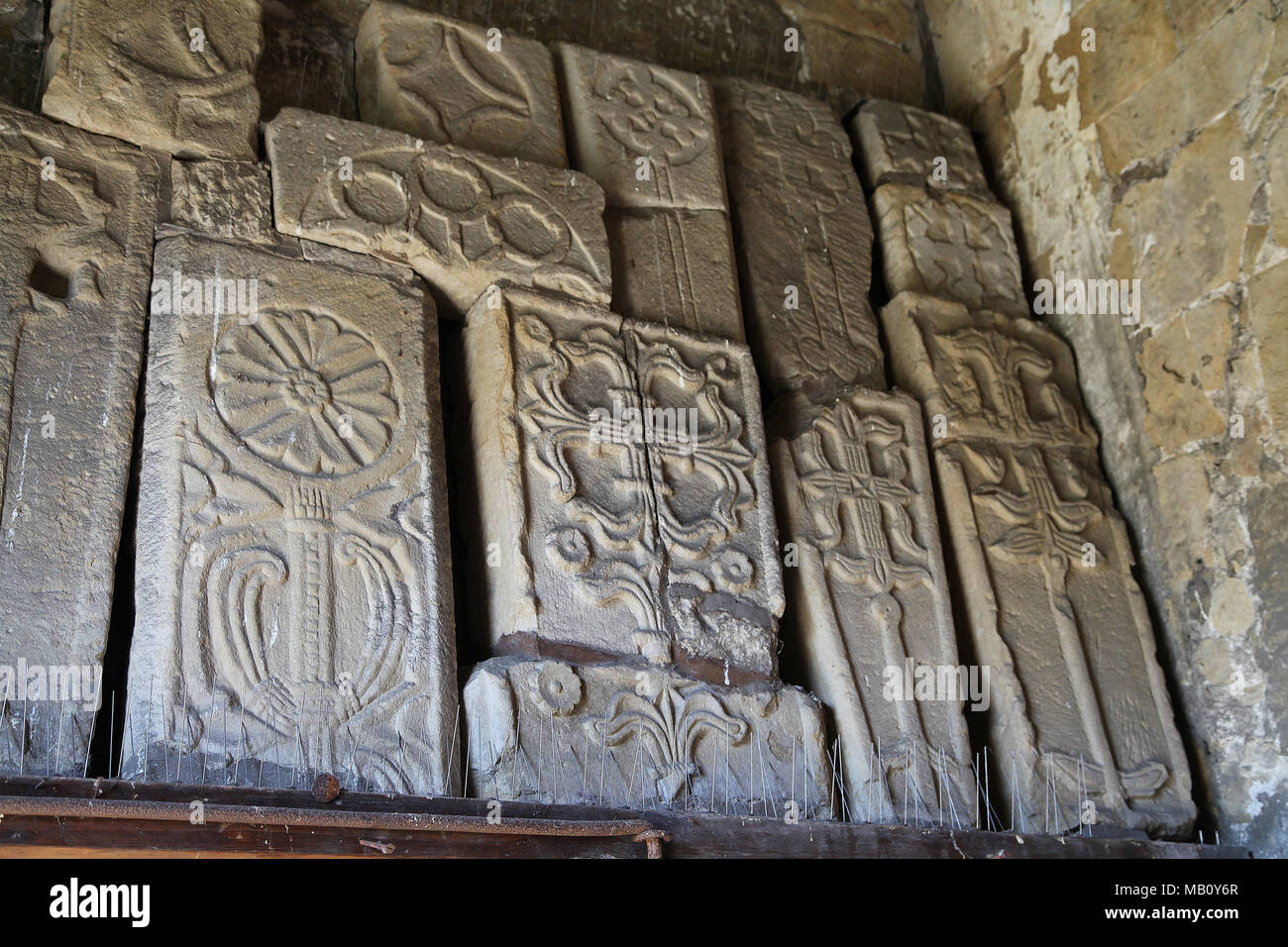 Collezione unica di scolpito medievale grave lastre nel portico di Bakewell Chiesa Parrocchiale Foto Stock