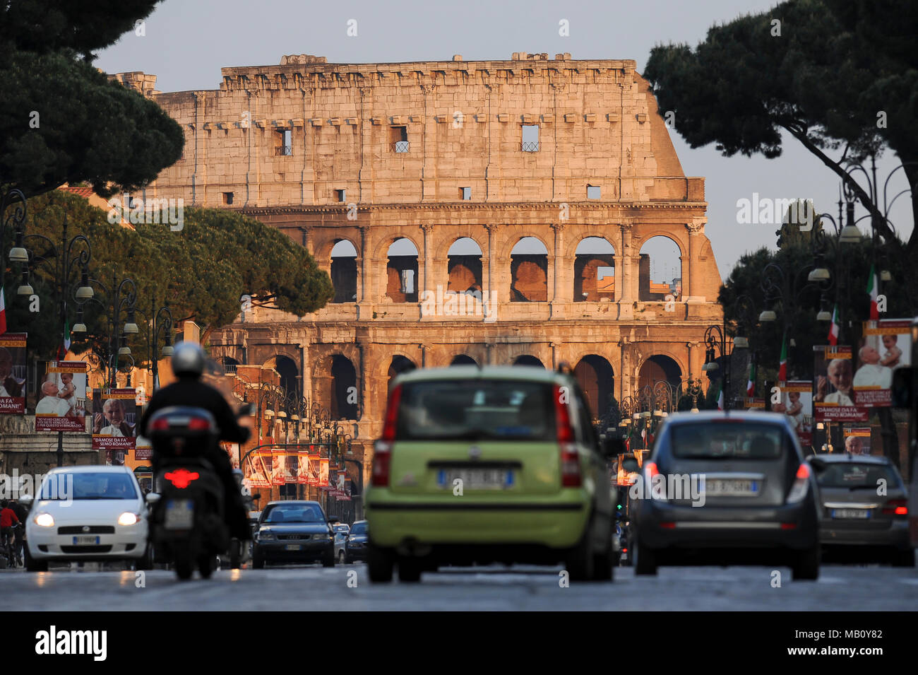 Via dei Fori Imperiali e il Colosseo (Colosseo) nel Foro Romano (Forum Romanum) nel centro storico di Roma elencati di Patrimonio Mondiale dall Unesco in Roma, Ita Foto Stock