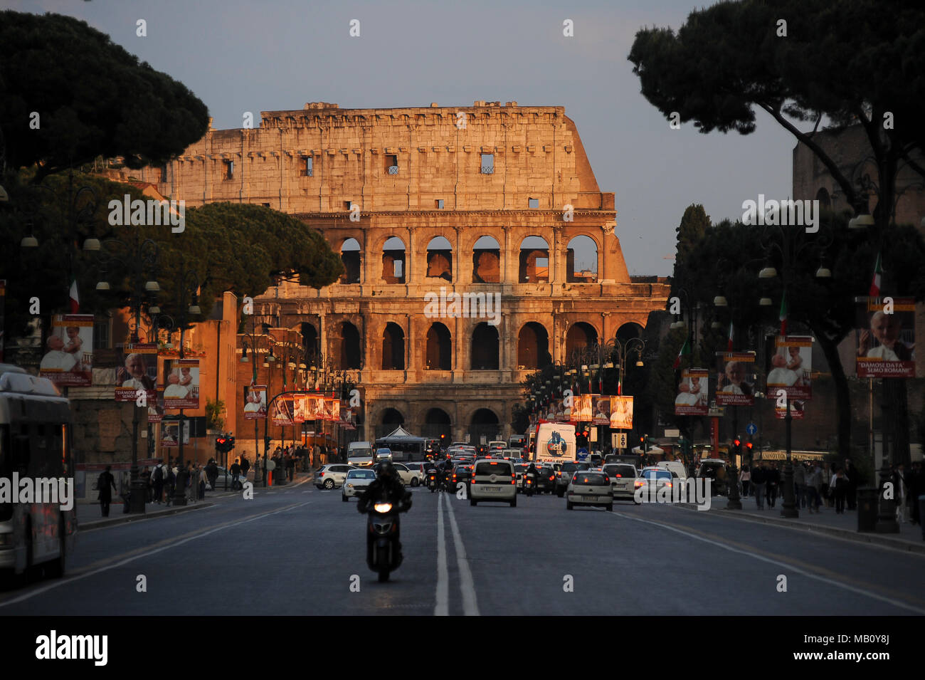 Via dei Fori Imperiali e il Colosseo (Colosseo) nel Foro Romano (Forum Romanum) nel centro storico di Roma elencati di Patrimonio Mondiale dall Unesco in Roma, Ita Foto Stock