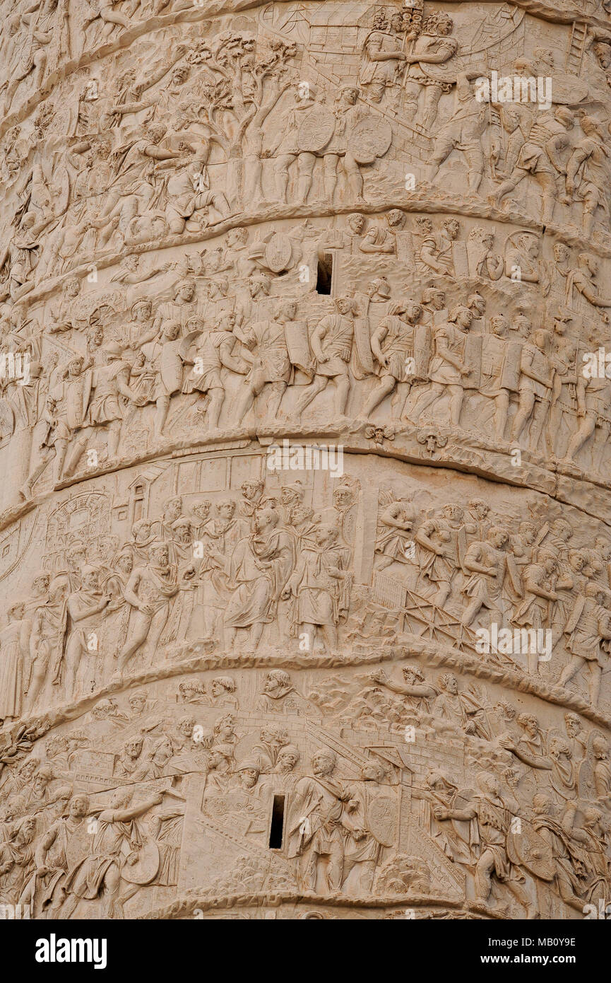 Colonna Traiana (Colonna di Traiano) progettato da Apollodoro di Damasco sul foro di Trojano (Foro di Traiano) nel centro storico di Roma elencati World Heri Foto Stock