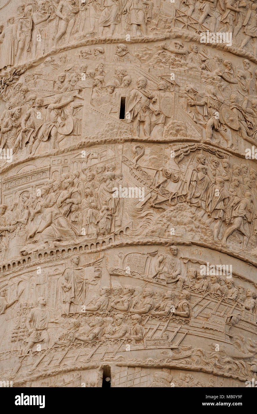 Colonna Traiana (Colonna di Traiano) progettato da Apollodoro di Damasco sul foro di Trojano (Foro di Traiano) nel centro storico di Roma elencati World Heri Foto Stock