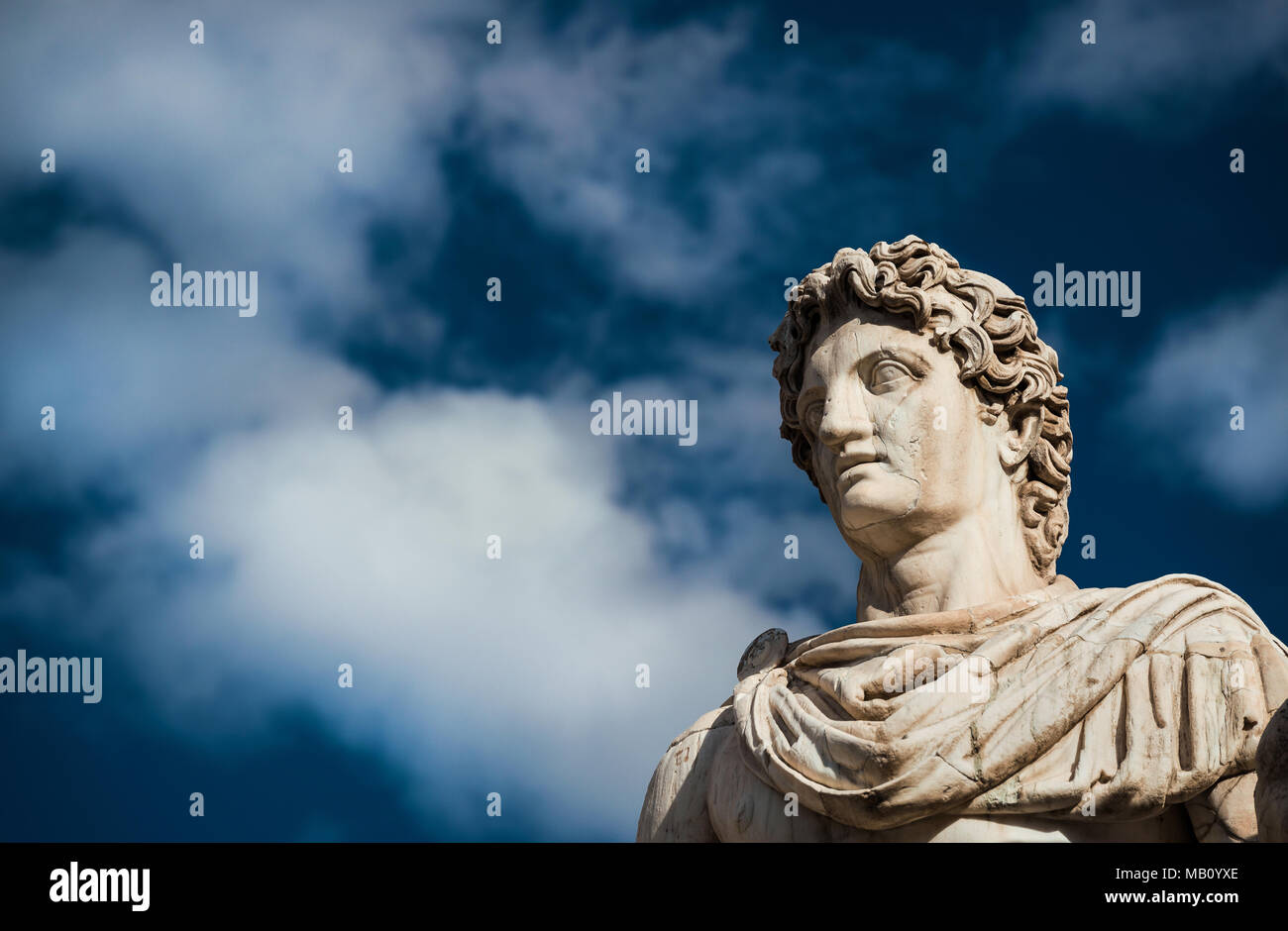 Antica statua in marmo di ricino o Pollux, risalente al I secolo A.C. , situato nella parte superiore della monumentale balaustra in Campidoglio a Roma ( Foto Stock