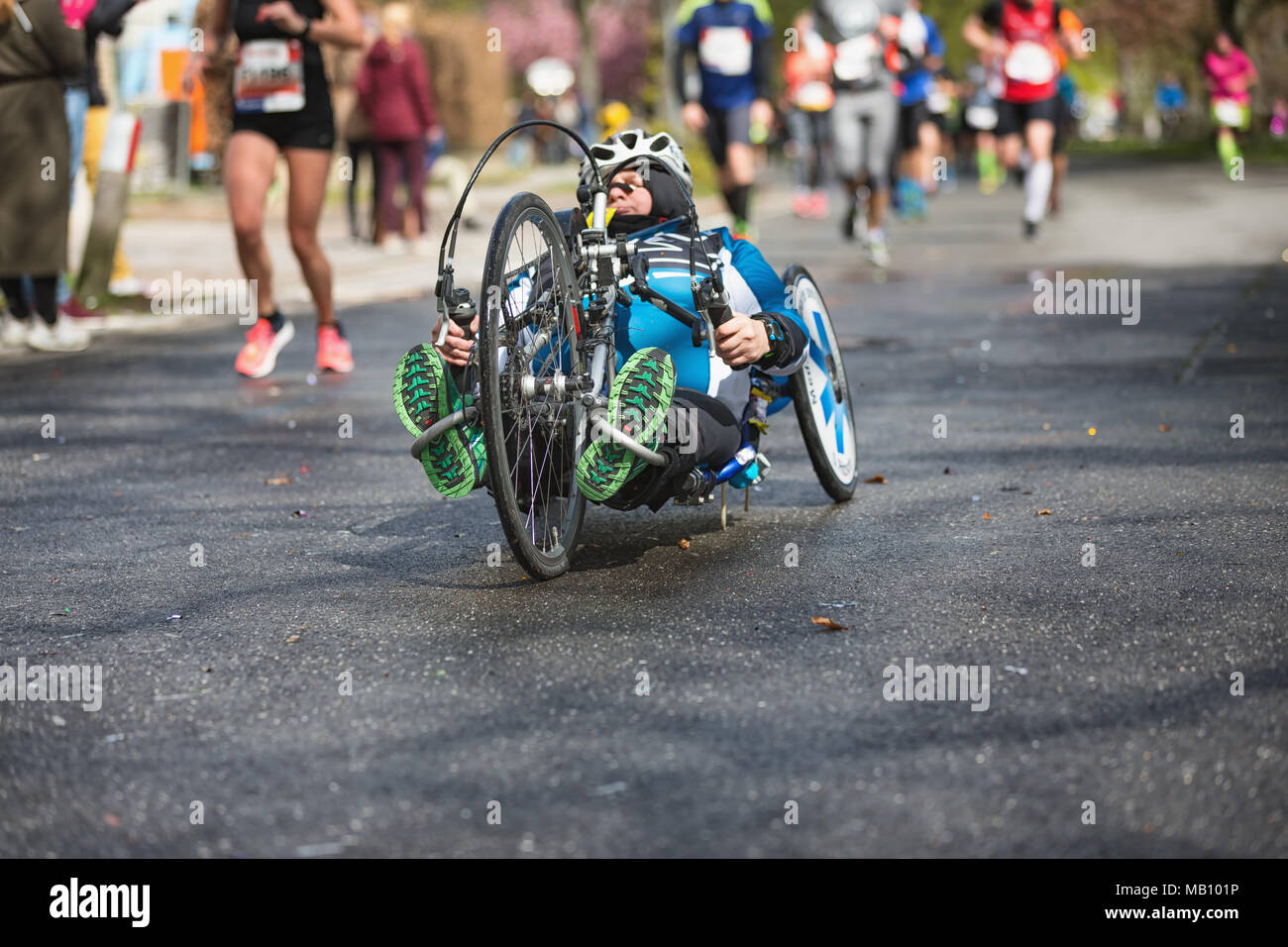 Handbiker al Hamburg-Marathon Foto Stock