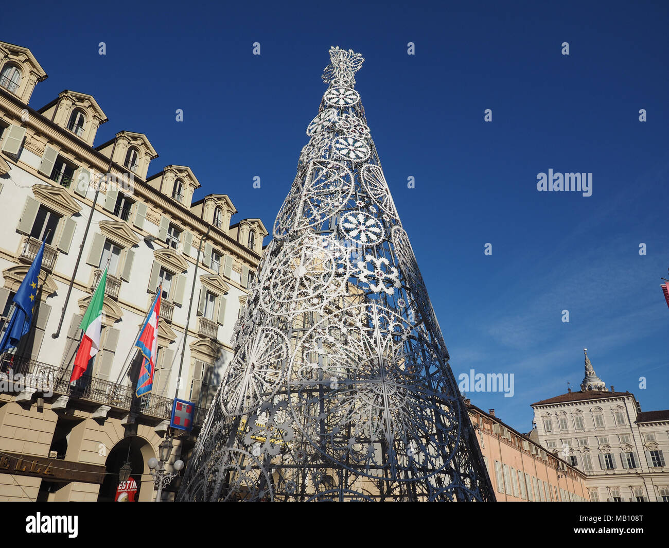Torino, Italia - circa gennaio 2018: albero di Natale in Piazza Castello Foto Stock