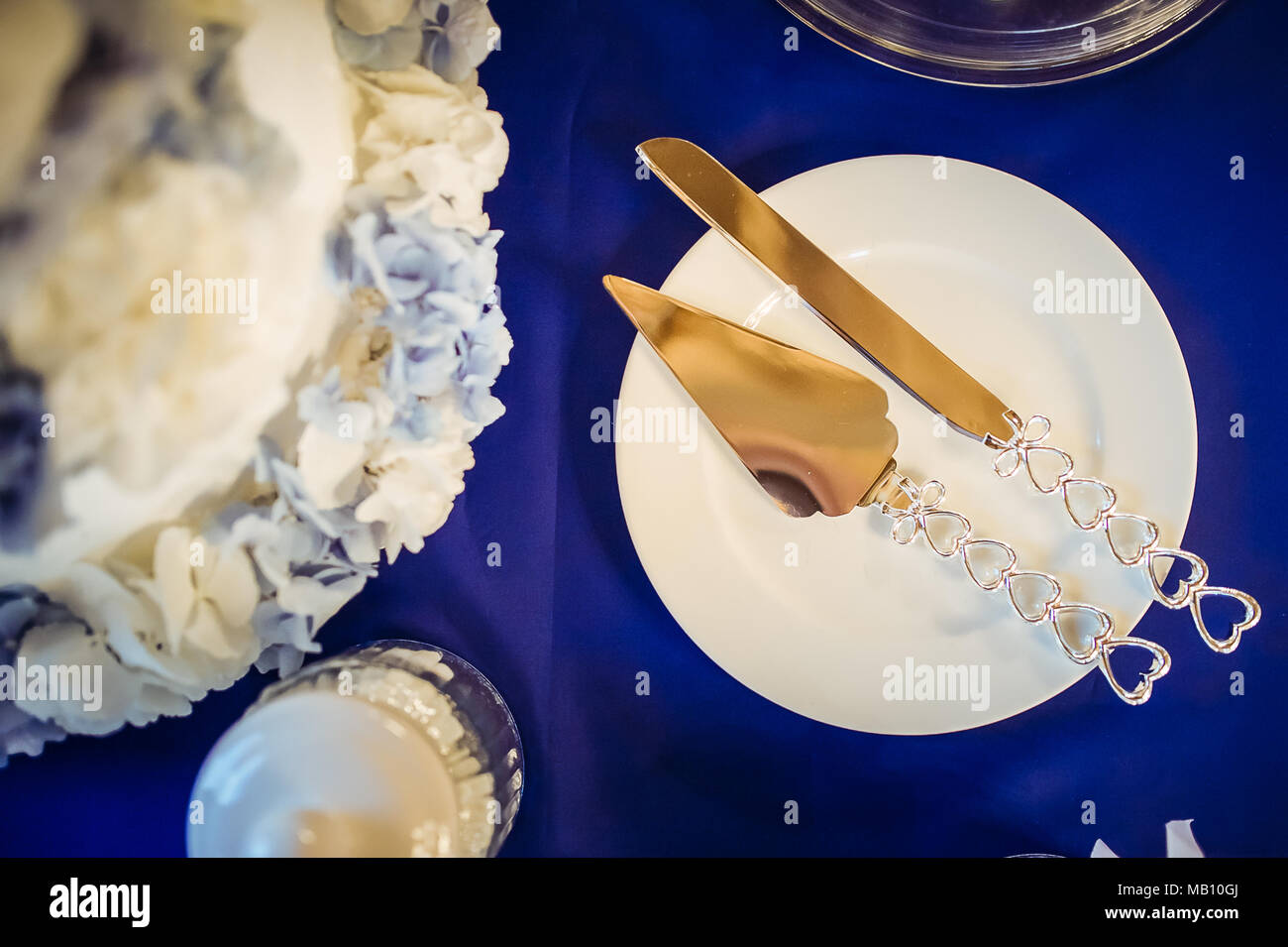 Bianco e blu dessert di nozze tabella, a forma di cuore siverware Foto Stock