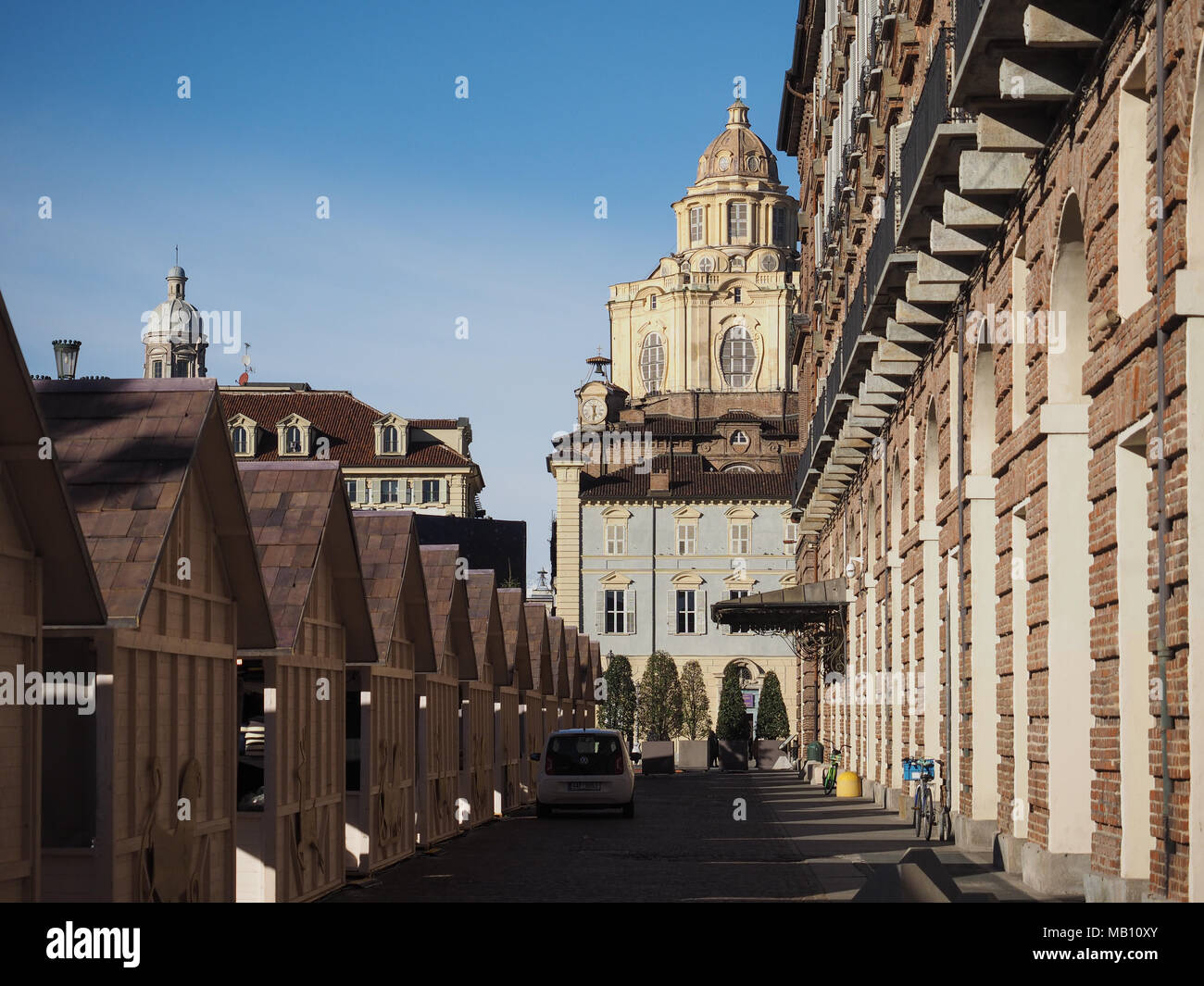 Torino, Italia - circa gennaio 2018: Mercatino di Natale in Piazza Castello Foto Stock