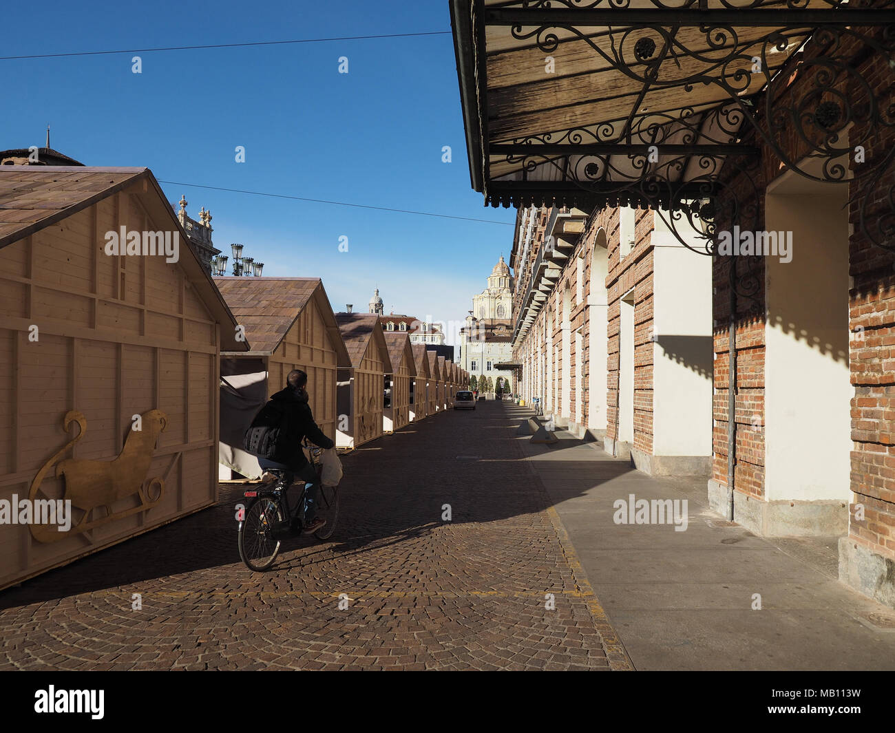 Torino, Italia - circa gennaio 2018: Mercatino di Natale in Piazza Castello Foto Stock