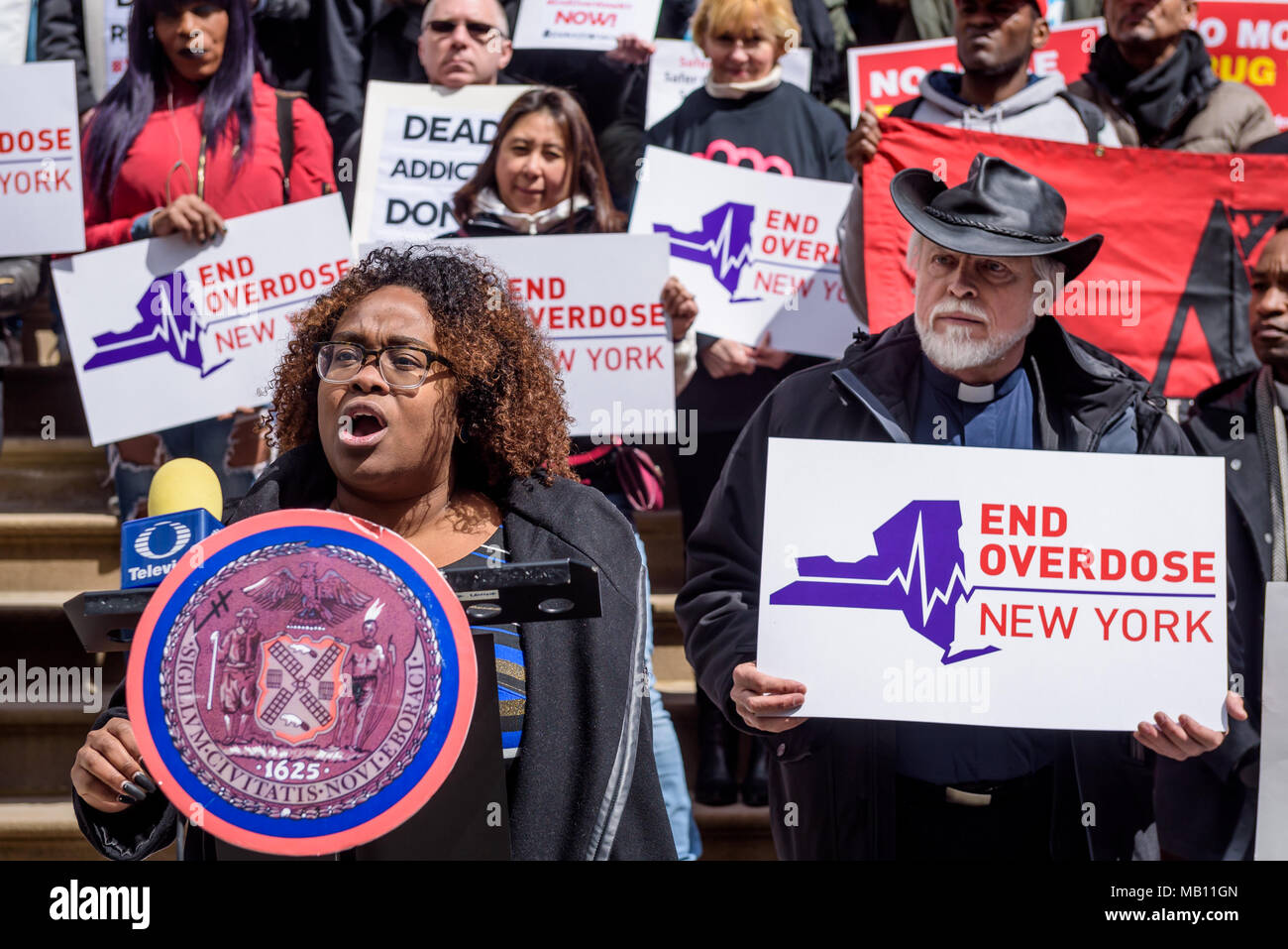 New York, Stati Uniti. 05 apr, 2018. Kassandra Frederique, New York Stato direttore della Drug Policy Alliance - a seguito di una conferenza stampa sul consumo sicuro spazi (noto anche come sotto la supervisione impianti di iniezione) il 5 aprile 2018; sui gradini della City Hall, attivisti camminato dentro il Municipio e ha proceduto al blocco hall di ingresso a agli uffici del sindaco. Portando un 'Fine Overdose NY' banner, attivisti bracci bloccato cantando "non uno di più" Credito: Erik McGregor/Pacific Press/Alamy Live News Foto Stock