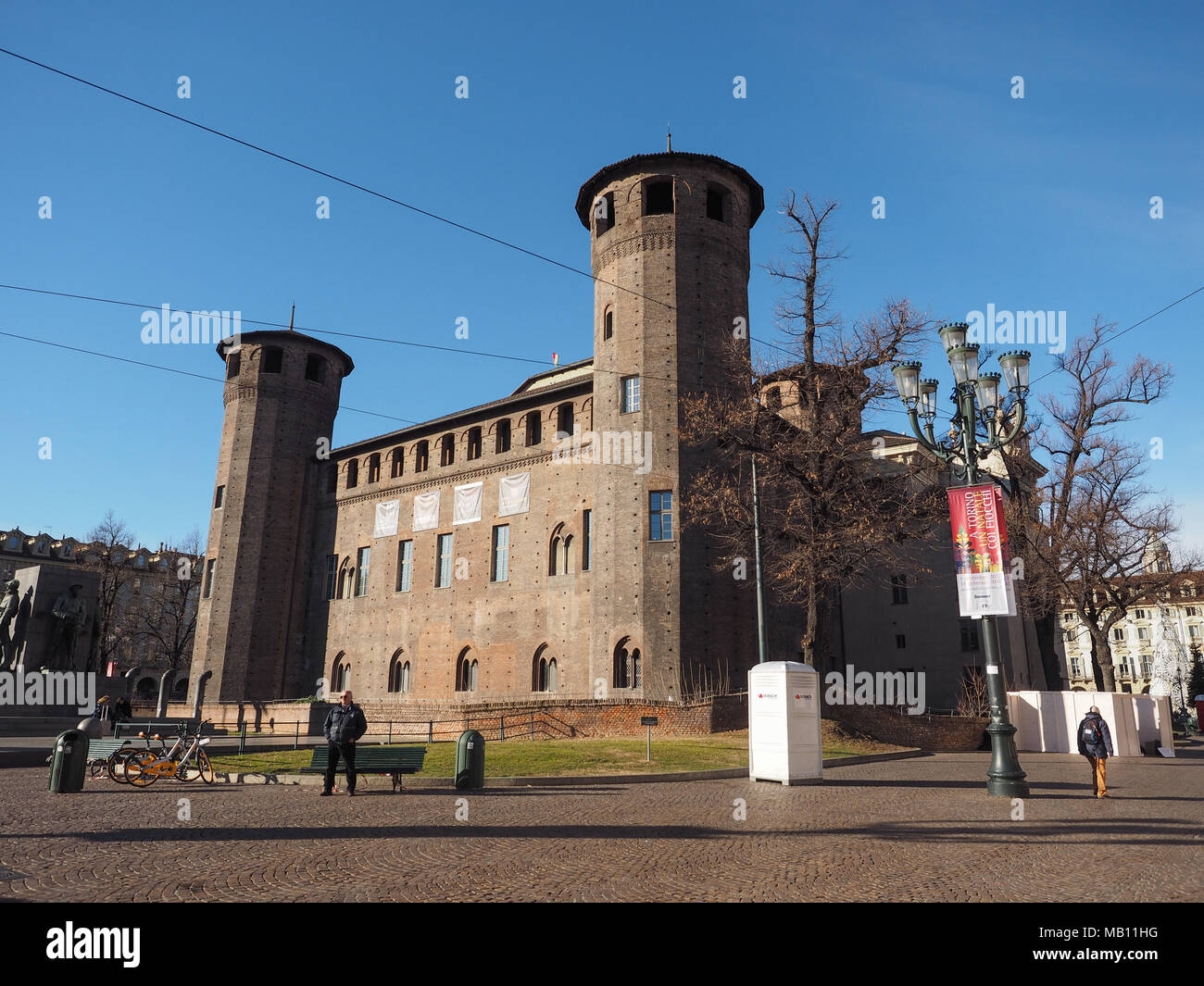Torino, Italia - circa gennaio 2018: Mercatino di Natale in Piazza Castello Foto Stock