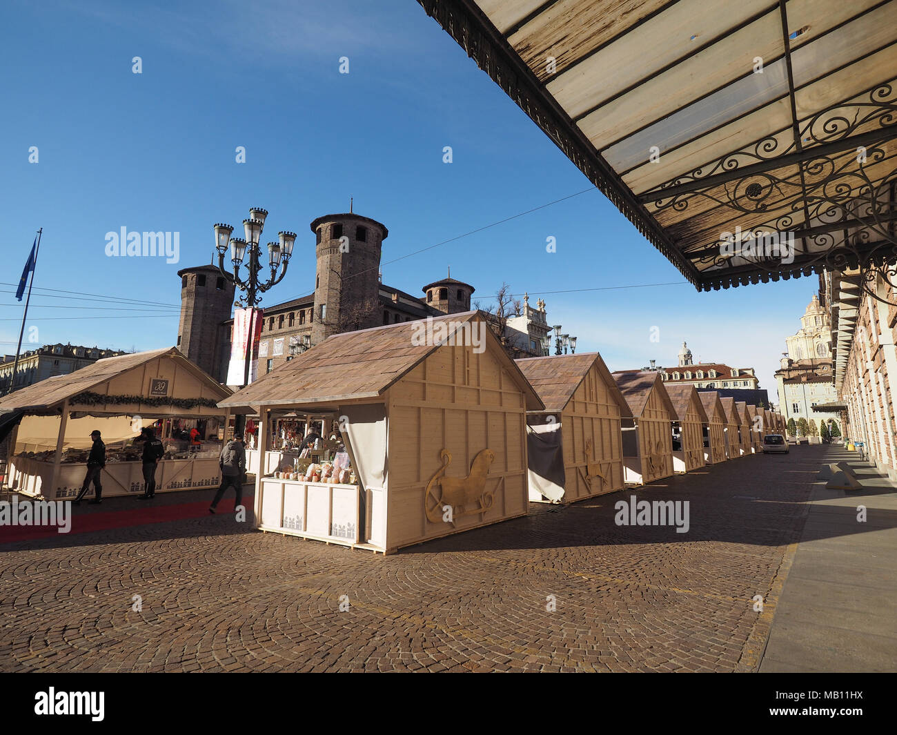 Torino, Italia - circa gennaio 2018: Mercatino di Natale in Piazza Castello Foto Stock