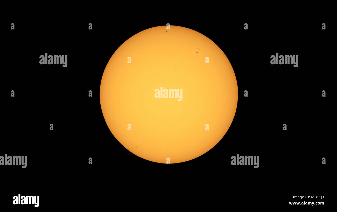 Il Sole visto con telescopio dal pianeta terra, con macchie solari visibili  come macchie scure rispetto alle regioni circostanti - formato 4K Foto  stock - Alamy