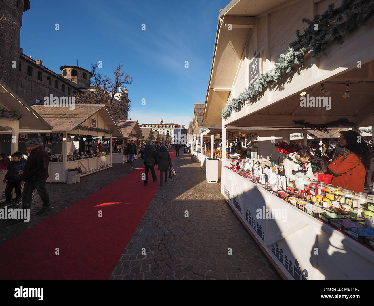 Torino, Italia - circa gennaio 2018: Mercatino di Natale in Piazza Castello Foto Stock