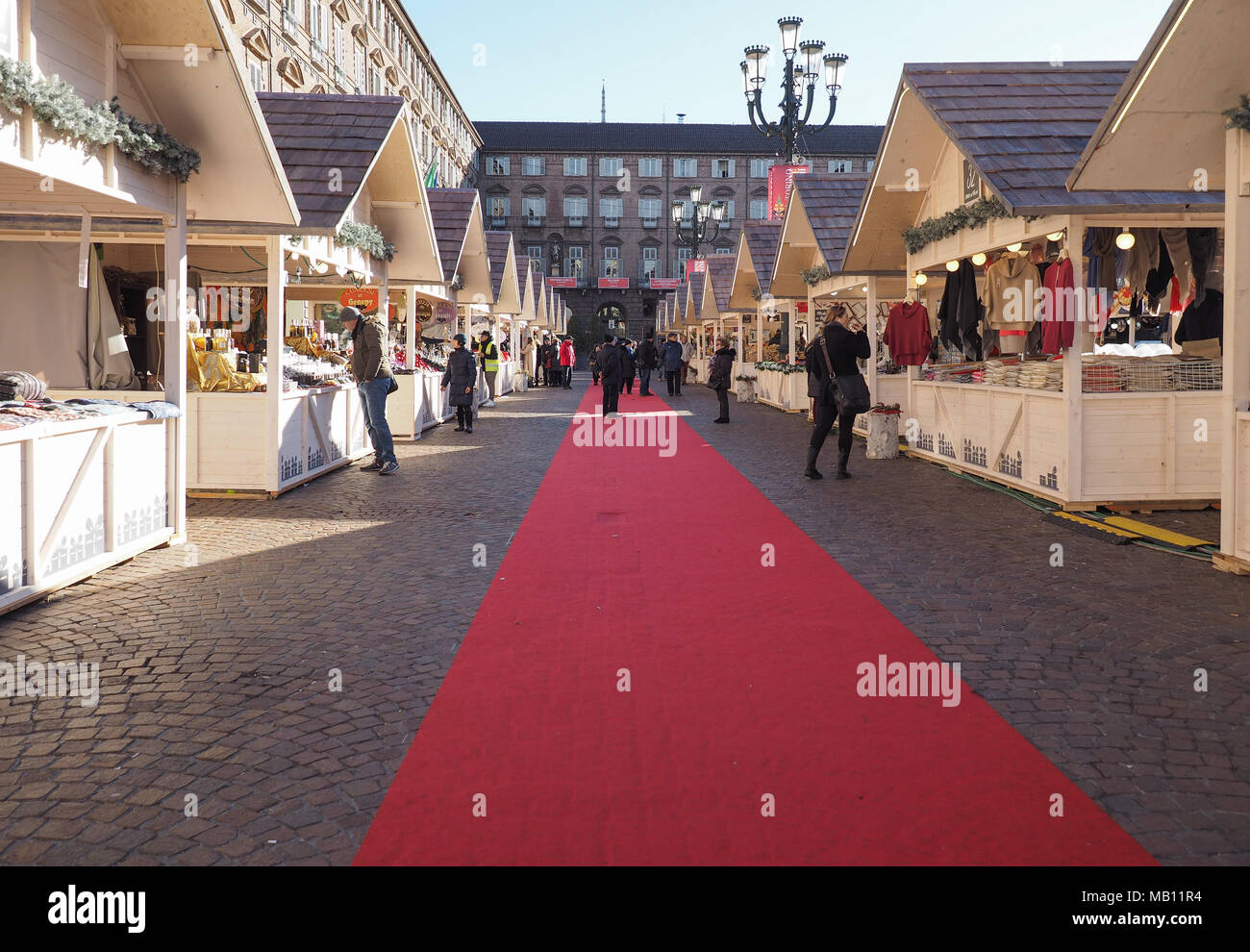 Torino, Italia - circa gennaio 2018: Mercatino di Natale in Piazza Castello Foto Stock