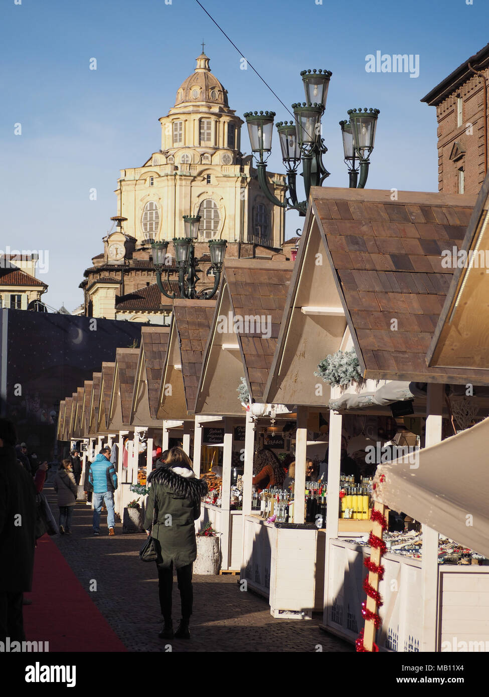 Torino, Italia - circa gennaio 2018: Mercatino di Natale in Piazza Castello Foto Stock