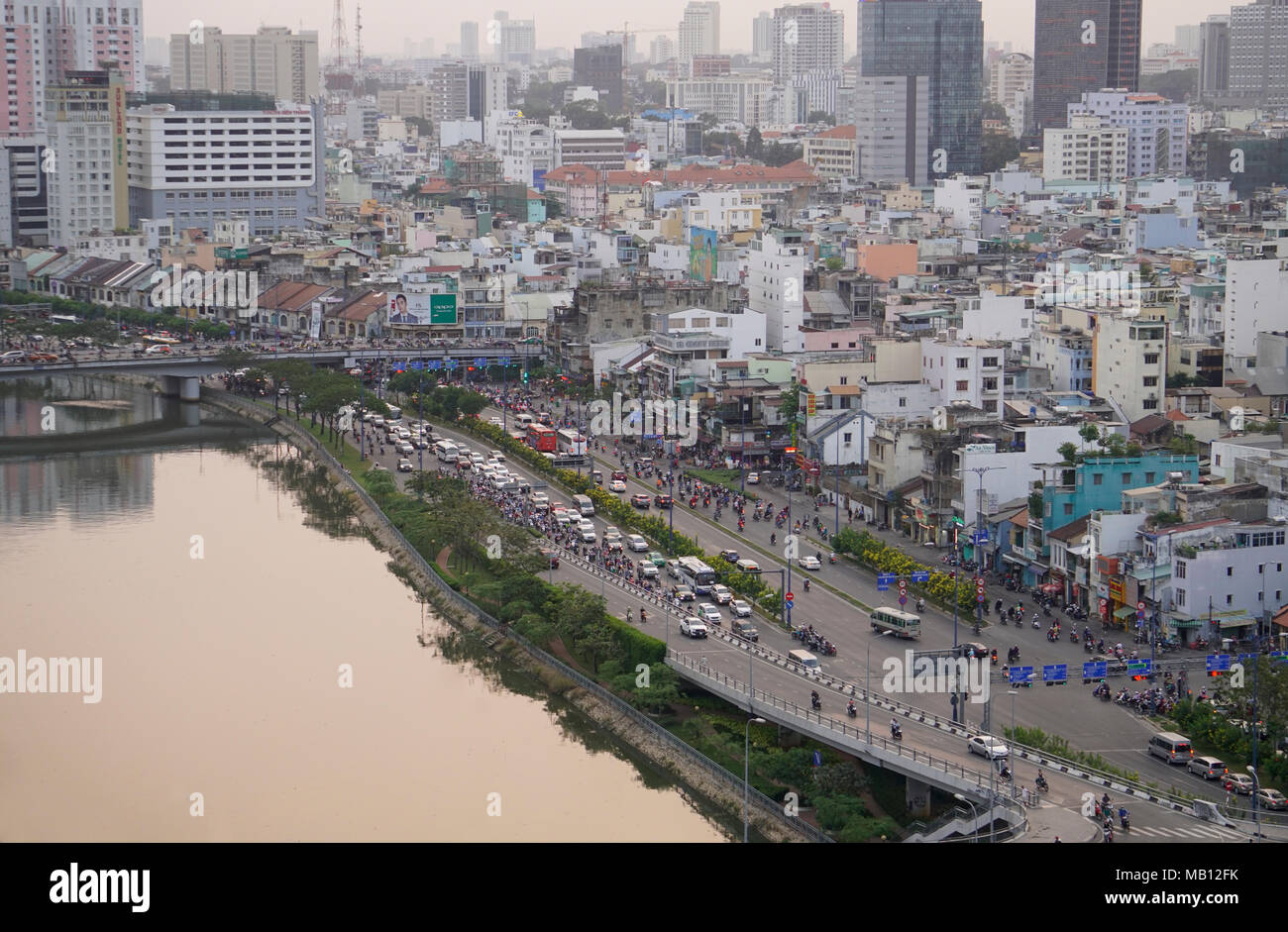 Traffico, Ben Nghe River, Città di Ho Chi Minh (Saigon) Vietnam Foto Stock