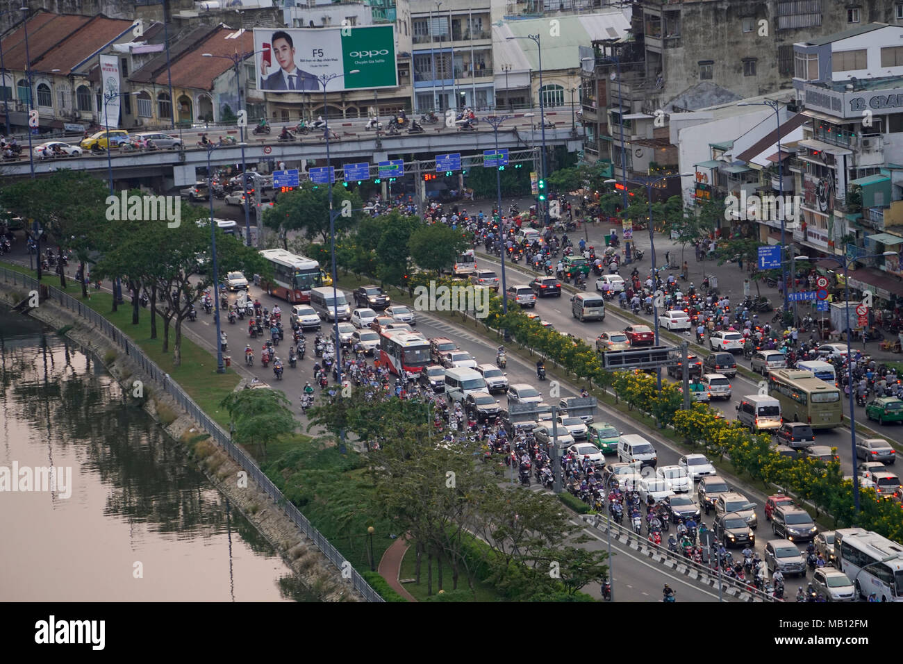 Traffico, Ben Nghe River, Città di Ho Chi Minh (Saigon) Vietnam Foto Stock
