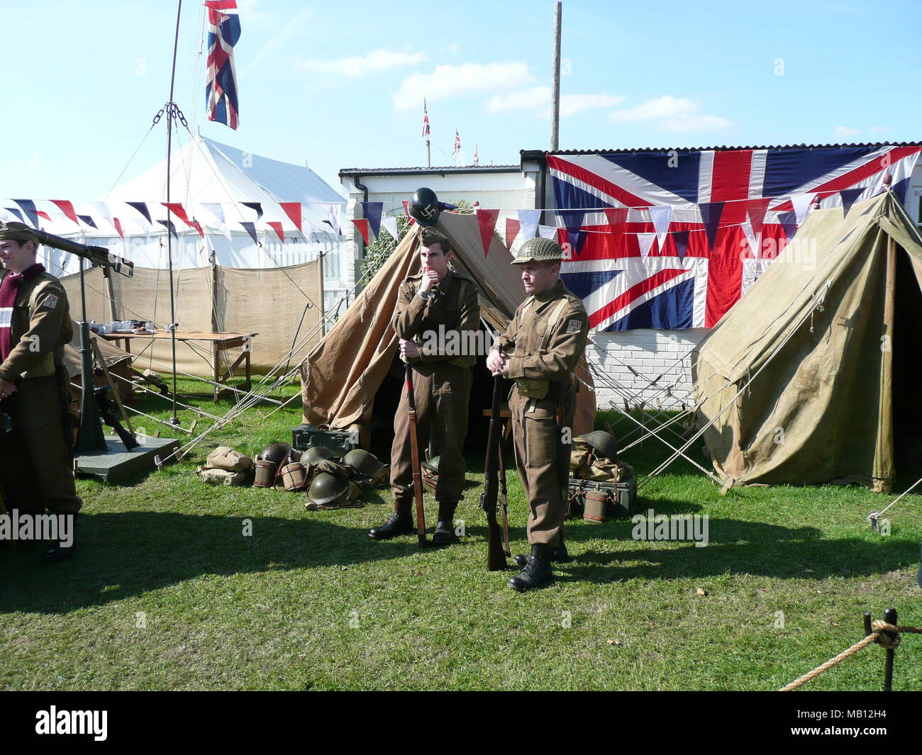 Uomini vestiti in WW2 esercito britannico uniforme al 2008 Goodwood evento. Foto Stock