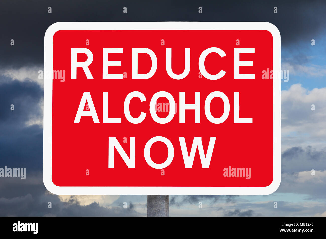 Il bianco e il rosso cartello stradale ridurre l'alcol ora di fronte a un cielo scuro, simbolo per il rischio per la salute, una variazione di un british segno di traffico Foto Stock
