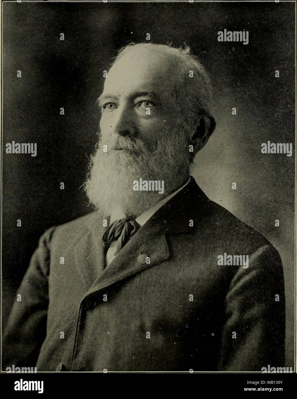 Bianco e nero ritratto fotografia o daguerrotype del membro del Congresso americano e il generale di brigata, James Stewart Martin, un ex schiavo-titolare che divenne una abolizionista e combattuto sul lato dell'Unione durante il noi la guerra civile, rappresentato dal petto fino in tre quarti di vista di profilo, con i capelli bianchi e la barba e una espressione seria sul suo volto, indossa un petto singolo abito scuro e un piccolo filtro bow tie, dal volume "La Storia dell'Illinois il repubblicanesimo, abbracciando una storia del Partito Repubblicano dello Stato per il tempo presente .. con le biografie dei suoi fondatori e sostenitori .. anche un c Foto Stock