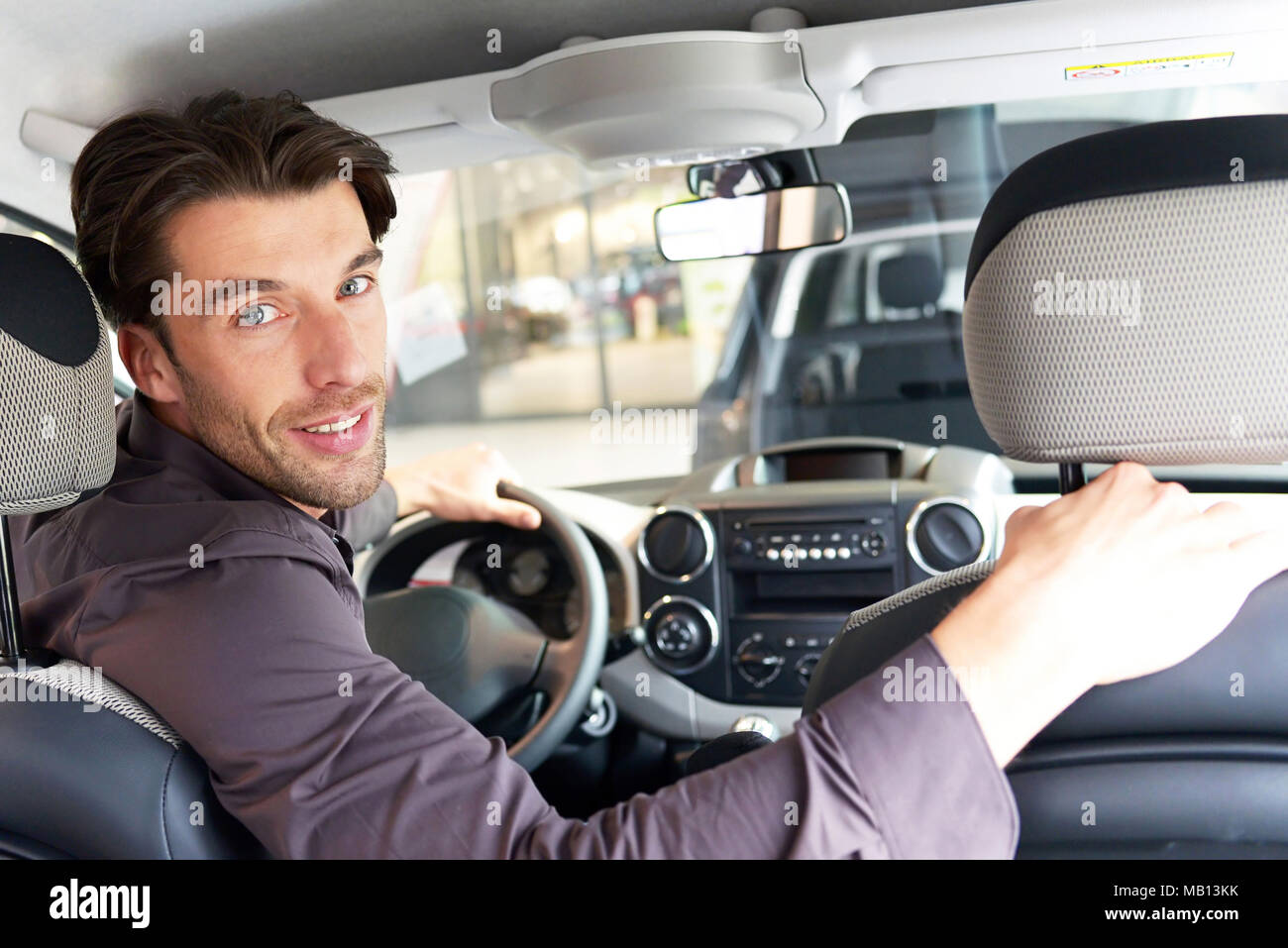Concessionaria auto consigli - i venditori e i clienti quando acquistano un auto Foto Stock