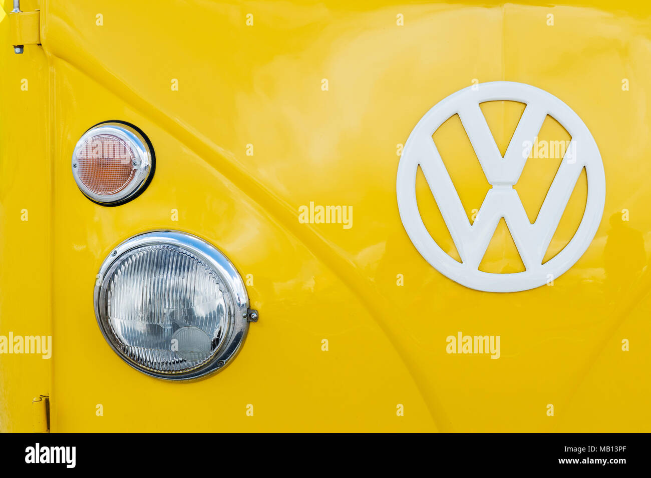 1965 giallo Volkswagen VW split screen doppio pannello porta van a VW mostra. In Inghilterra. Estremità anteriore in prossimità fino Foto Stock