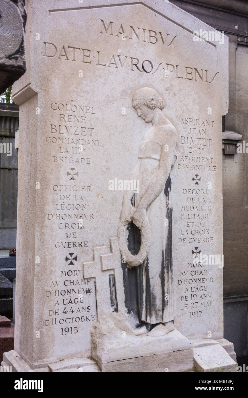 Tomba del colonnello Rene Bluzet e suo figlio Jean Bluzet, entrambi vittime di WW1, il Cimitero di Passy, Parigi, Francia Foto Stock