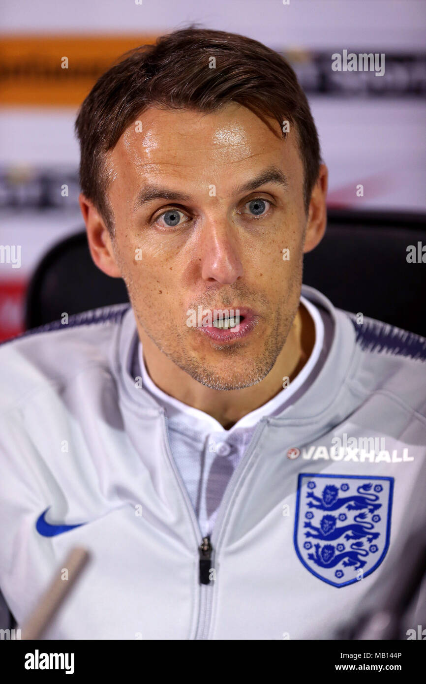 In Inghilterra le donne manager Phil Neville durante la conferenza stampa presso il St Mary's Stadium, Southampton. Foto Stock