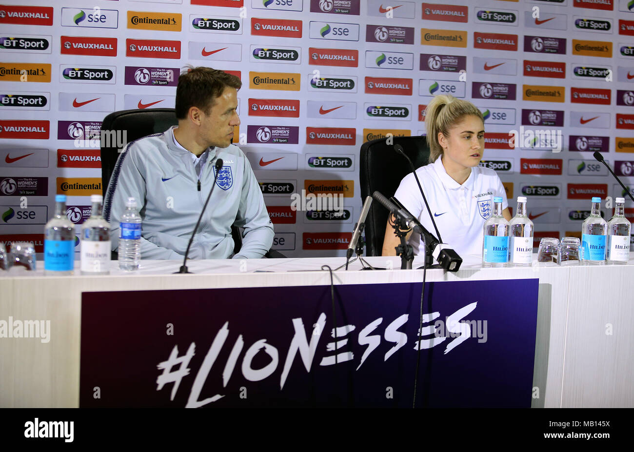 In Inghilterra le donne manager Phil Neville (sinistra) e Stephanie Houghton durante la conferenza stampa presso il St Mary's Stadium, Southampton. Foto Stock