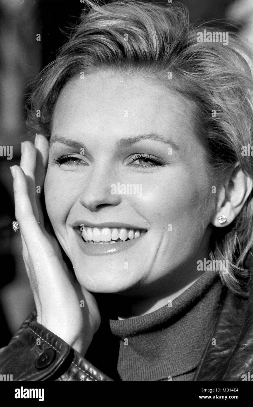 Fiona Fullerton attrice in posa a Leeds 1987 credito Simon Dewhurst E Mark Tattersall per Hickes Ltd Foto Stock