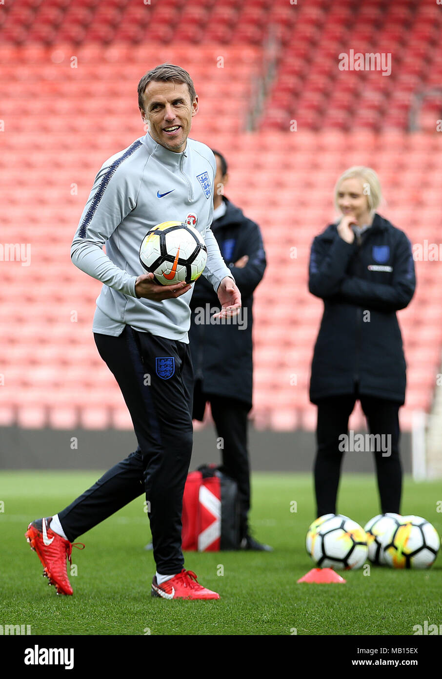 In Inghilterra le donne manager Phil Neville durante la sessione di formazione presso il St Mary's Stadium, Southampton. Foto Stock
