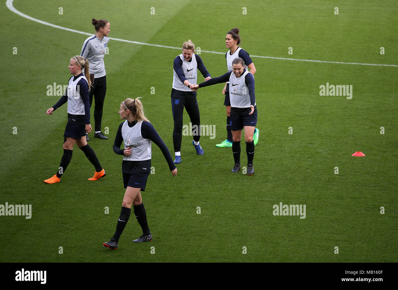 Vista generale di Inghilterra donne giocatori durante la sessione di formazione presso il St Mary's Stadium, Southampton. Foto Stock