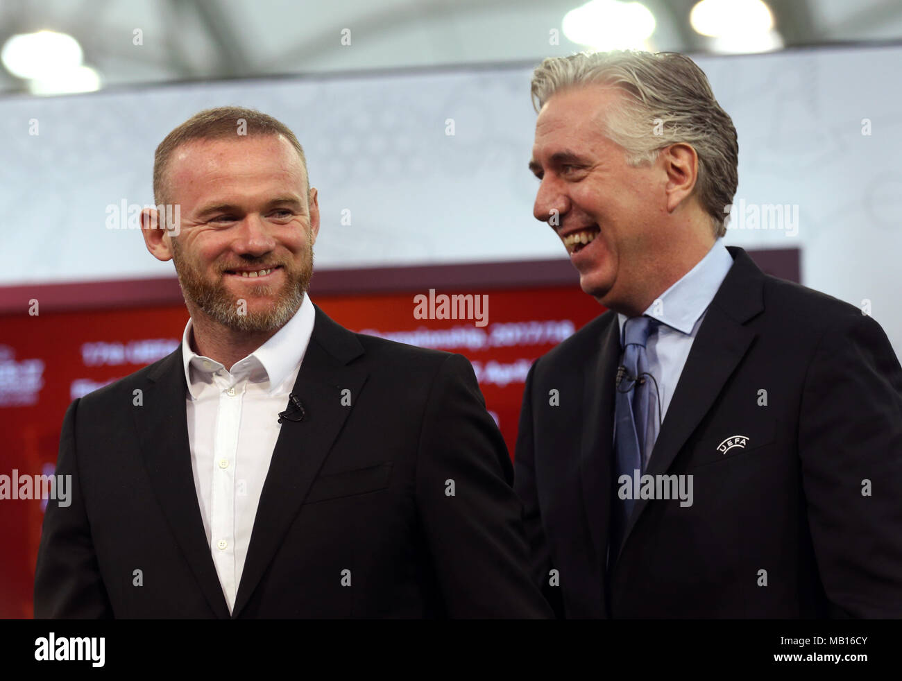 Wayne Rooney (a sinistra) e presidente del comitato di football giovanile e amatoriale dell'UEFA John Delaney durante l'estrazione del campionato europeo Under-17 dell'UEFA 2018 al St George's Park di Burton. Foto Stock