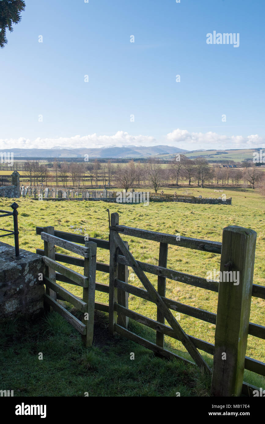 Cancello in legno che si affaccia su verdi pascoli e colline ondulate nella campagna inglese in una giornata limpida e soleggiata Foto Stock