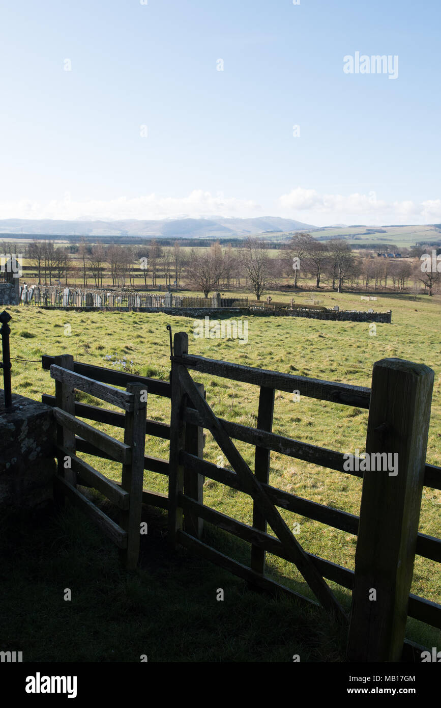 Cancello in legno che si affaccia su verdi pascoli e colline ondulate nella campagna inglese in una giornata limpida e soleggiata Foto Stock