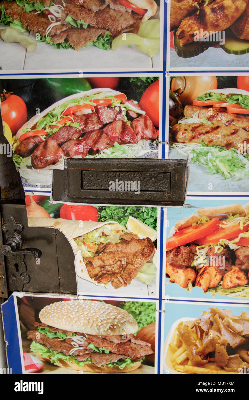 Mobili di porta compresi letterbox dettaglio con fast food sfondo, CAMBRIDGESHIRE, England, Regno Unito Foto Stock
