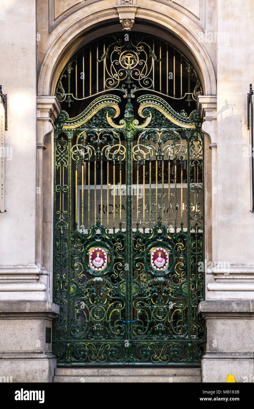 Londra, Royal Exchange, lato cancello in ferro battuto Foto Stock