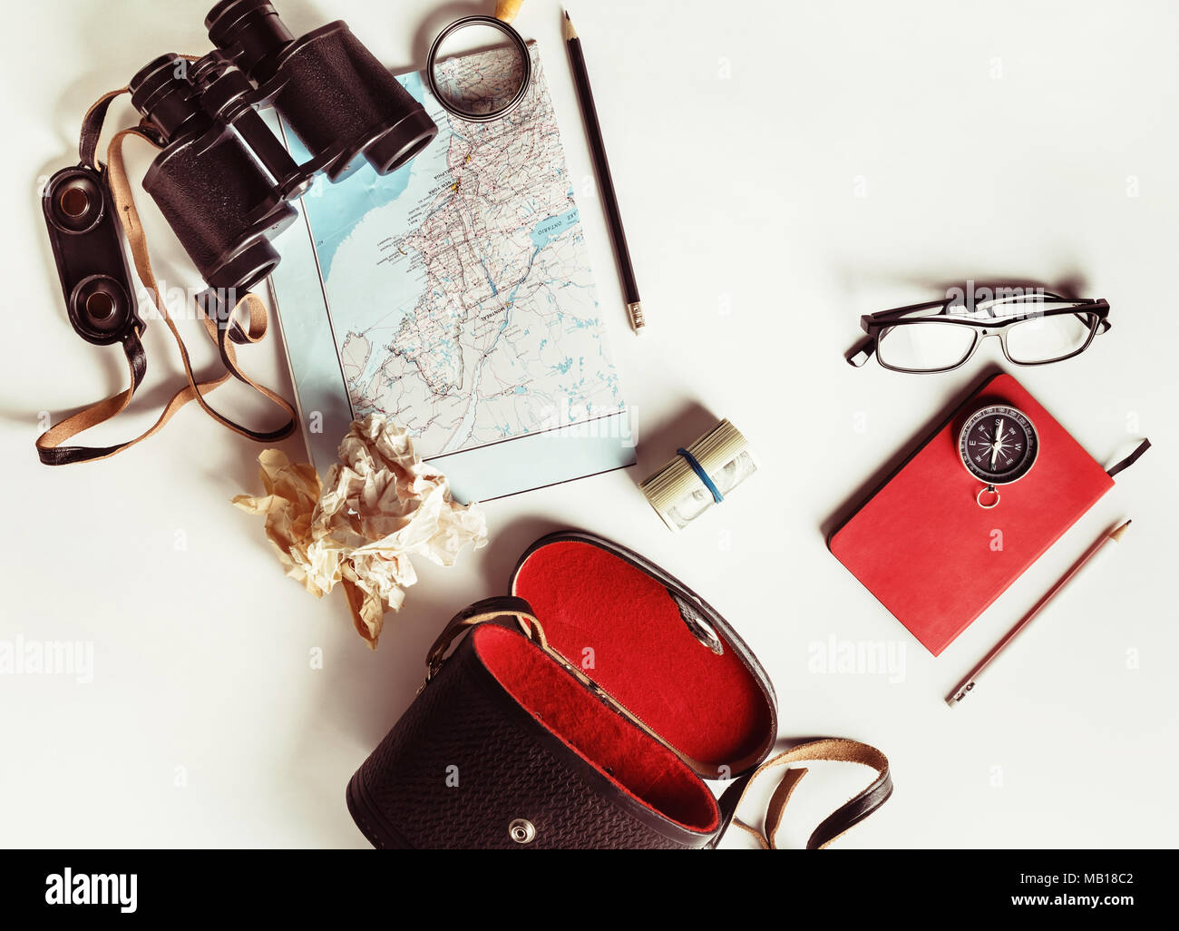 Foto degli accessori da viaggio. Oggetti personali del viaggiatore. Vista  dall'alto. Disposizione piatta Foto stock - Alamy