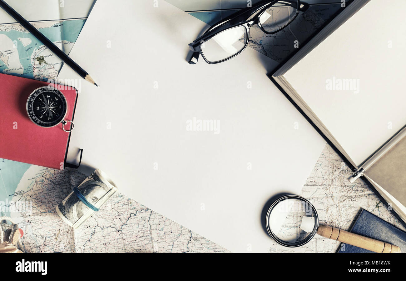 Preparazione per il viaggio. Traveler's accessori. Pianificazione di vacanza. Corredo del viaggiatore. Vintage nei toni dell'immagine. Vista dall'alto. Lay piatto. Foto Stock