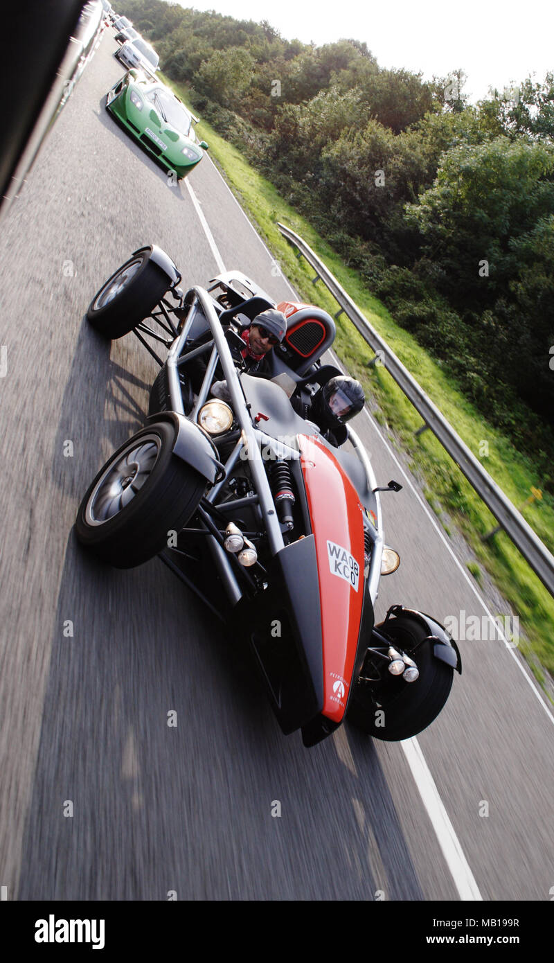 Ariel Atom leggero auto sportiva o via car guida veloce sul Regno Unito strade pubbliche. Foto Stock