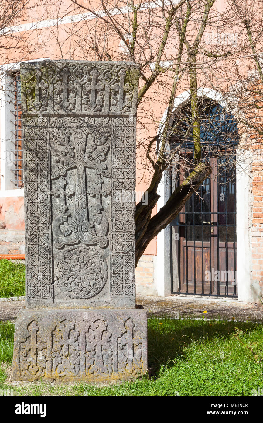 Il XIV secolo il basalto Khachkar (Croce di pietra), San Lazzaro degli Armeni, Venezia, Veneto, Italia. Medievale armena arte cristiana al mechitarista M Foto Stock