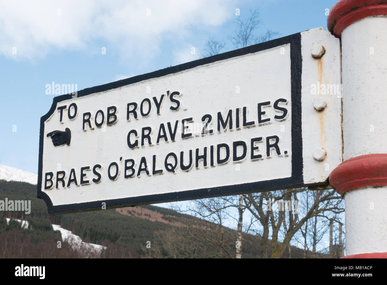 Ghisa signpost vittoriano rivolta verso Rob Roy's grave e Braes O'Balquhidder, Balquhidder, Scotland, Regno Unito Foto Stock