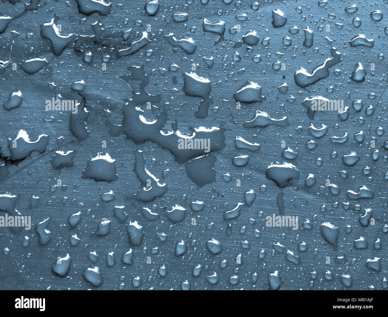 Gocce d'acqua sulla superiorità aerea blu superficie metallica Foto Stock
