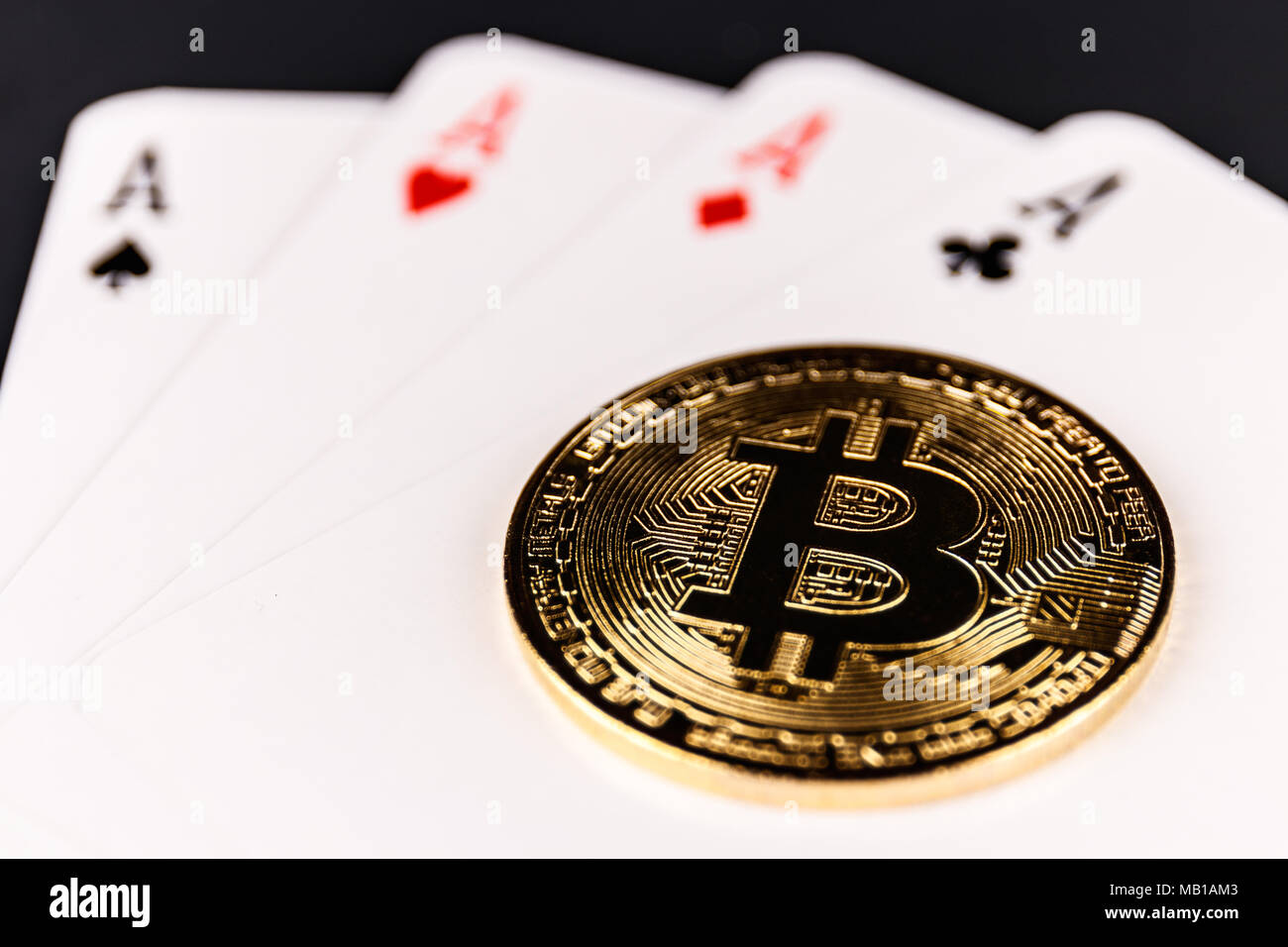 Indianapolis - Circa Aprile 2018: Bitcoin su un quattro di un tipo mano di poker che rappresenta la scommessa di digital Cryptocurrency XI Foto Stock