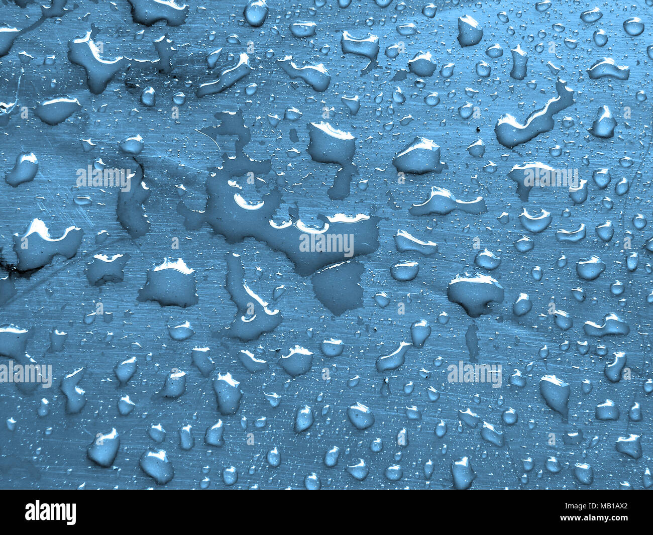 Gocce di acqua su maya blu superficie metallica Foto Stock