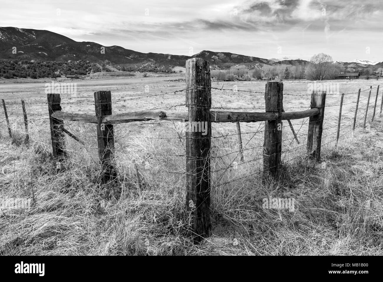 Infrarossi; Black & White vista fencepost in legno e filo spinato; Vandaveer Ranch; Salida; Colorado; USA Foto Stock