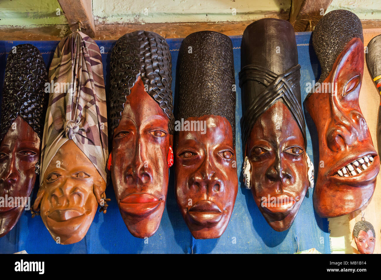 Maschere in Ceramica in rappresentanza di donne africane Foto Stock