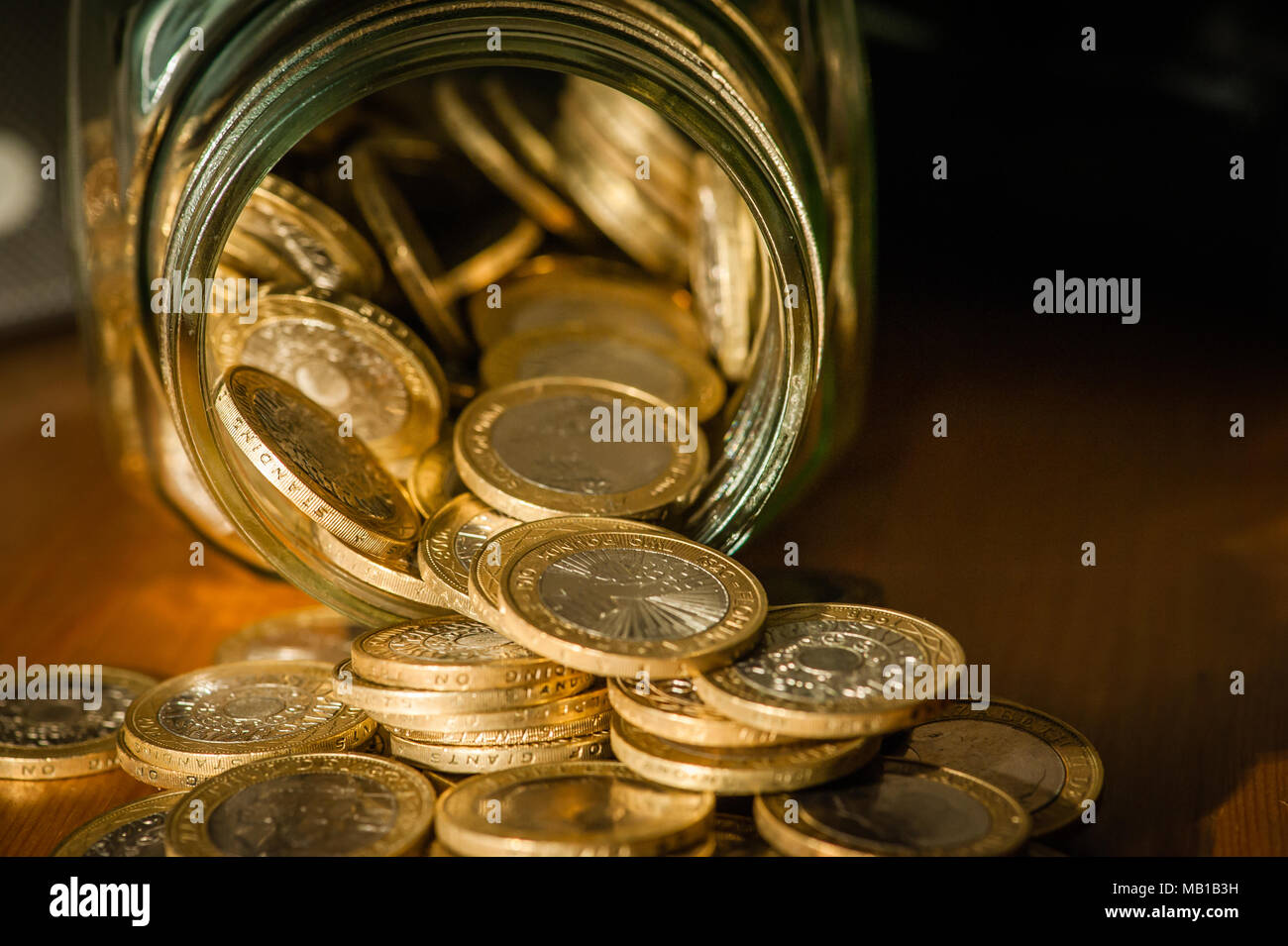 Un svuotato £2 moneta denaro vaso di raccolta del risparmio Foto Stock