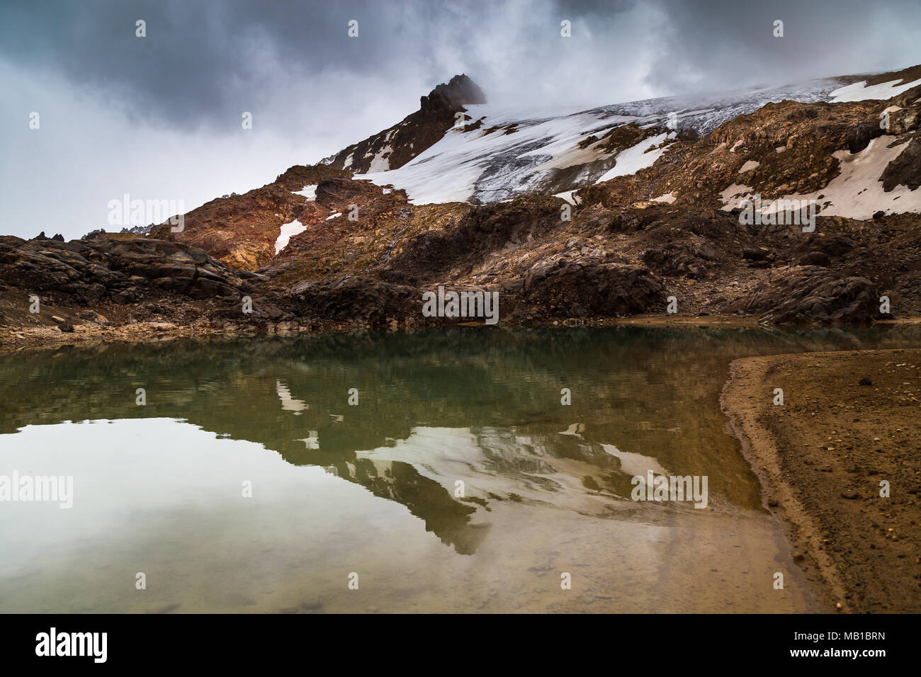 Laguna formata dal ghiacciaio fusione mediante riscaldamento globale, Cayambe, Ecuador Foto Stock
