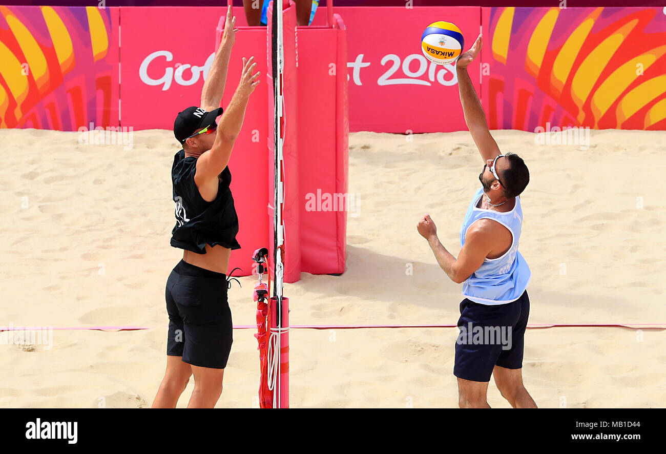 Nuova Zelanda Sam O'Dea (sinistra) e Cipro" Dimitris Apostolou in azione durante gli uomini preliminare - Piscina Beach Volley corrispondono a Coolangatta spiaggia durante il giorno due del 2018 Giochi del Commonwealth in Gold Coast, Australia. Foto Stock
