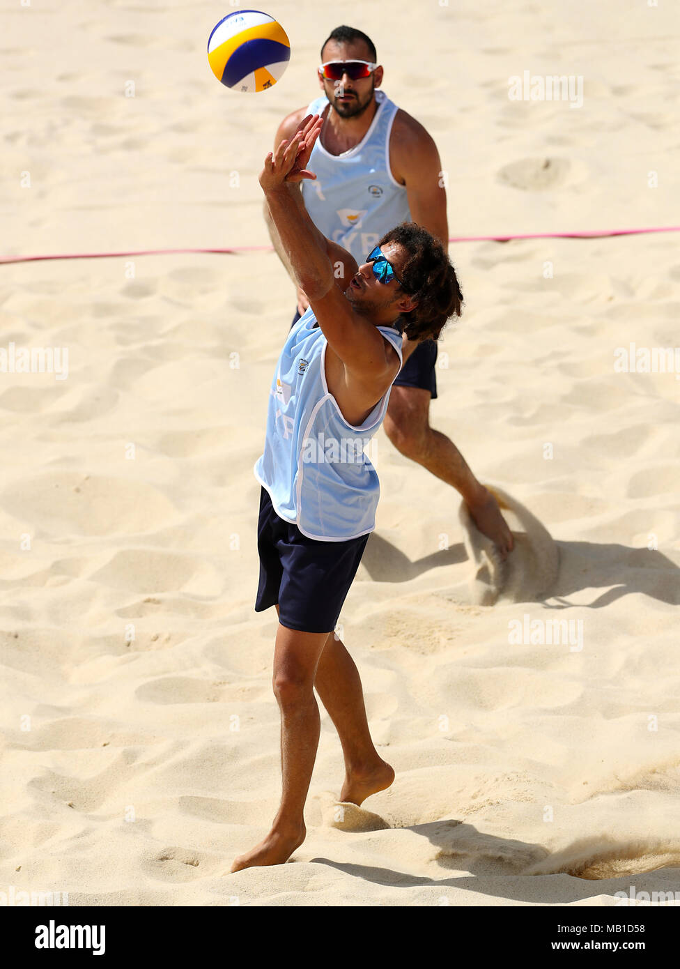 Cipro" Georgios Chrysostomou in azione durante gli uomini preliminare - Pool C Beach Volley corrispondono a Coolangatta spiaggia durante il giorno due del 2018 Giochi del Commonwealth in Gold Coast, Australia. Foto Stock